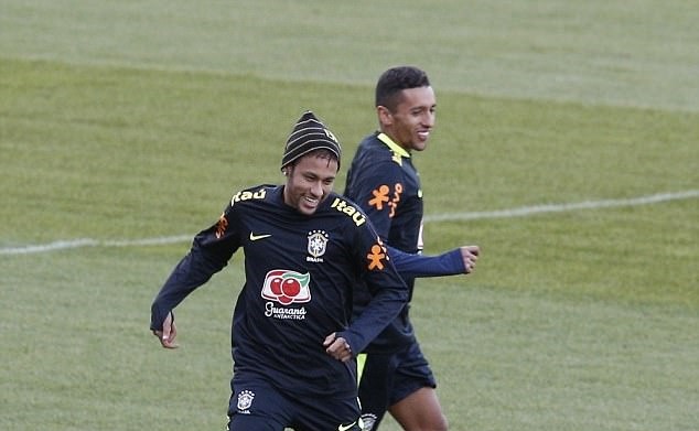 Neymar cười thả ga khi trở về tập trung cùng tuyển Brazil - Bóng Đá