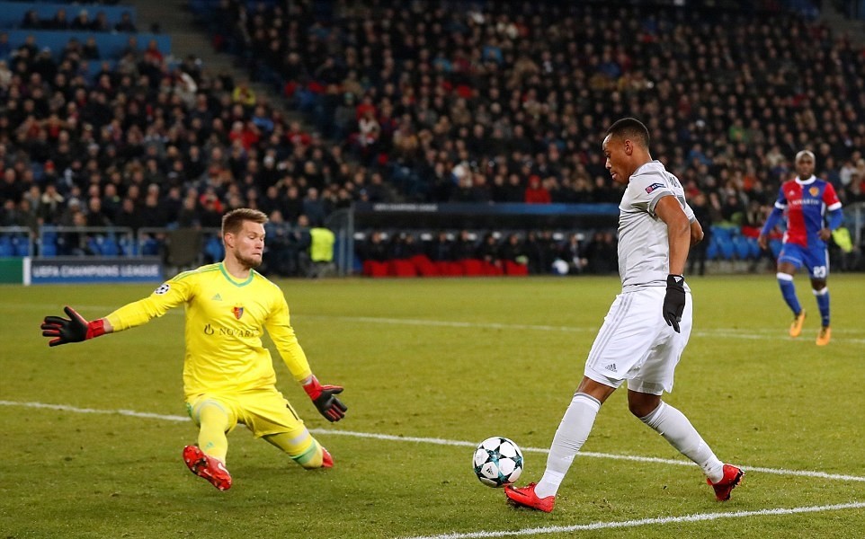 Mourinho méo mặt chứng kiến M.U khóc hận trước Basel - Bóng Đá