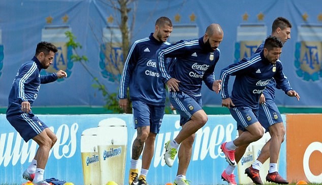 Argentina nguy cơ bị loại, Messi vẫn cười tươi - Bóng Đá