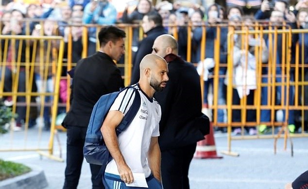 Messi bị vây kín khi đặt chân đến Uruguay - Bóng Đá