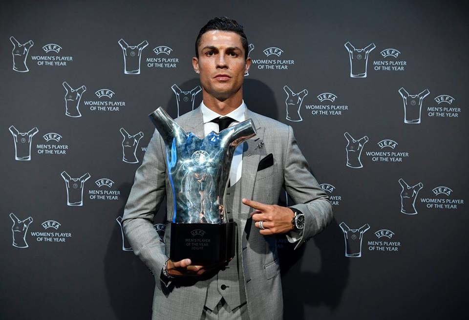 Ronaldo bảnh bao ôm trọn 2 giải thưởng cao quý - Bóng Đá