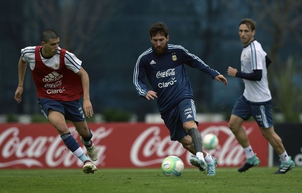 Romero đấm thẳng mặt Messi trong buổi tập thứ 2 của Argentina - Bóng Đá