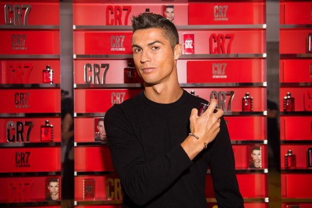 Ronaldo ra mắt nước hoa - Bóng Đá