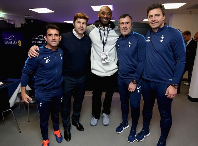 Hạ Liverpool, Tottenham được 2 huyền thoại đến tận phòng thay đồ chia vui - Bóng Đá