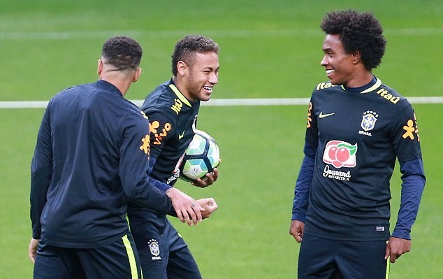 Coutinho đùa giỡn với Firmino trên sân tập, dẹp tan nghi ngờ - Bóng Đá