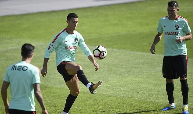 Ronaldo tập sung sức, sẵn sàng bùng nổ - Bóng Đá