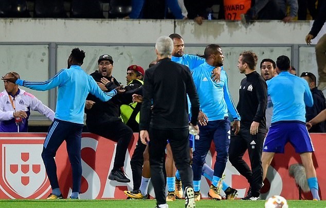 Marseille tự xấu hổ vì hình ảnh Evra - Bóng Đá