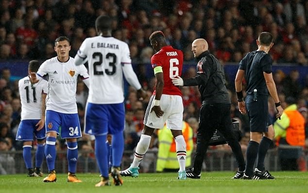 Pogba tập tễnh dùng nạng rời sân Old Trafford - Bóng Đá
