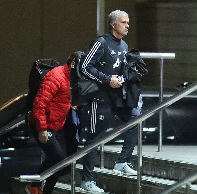 CẬN CẢNH: Mourinho 'chạy vắt giò lên cổ' để kịp chiến Chelsea - Bóng Đá