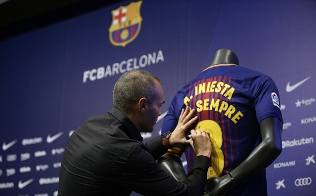 Andres Iniesta rạng rỡ gắn bó 'trọn đời' với Barcelona - Bóng Đá