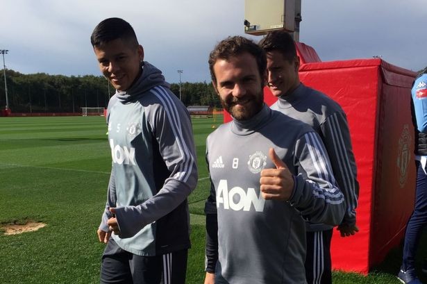 Sân tập Man United đón vị khách đặc biệt - Bóng Đá