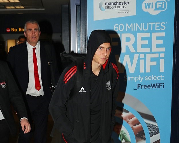 Ảnh Man Utd trở lại Anh - Bóng Đá