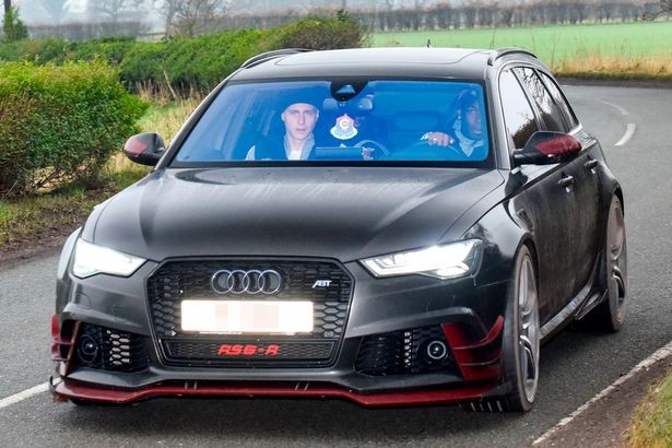 Chùm ảnh: Man United lái xe đến sân tập - Bóng Đá