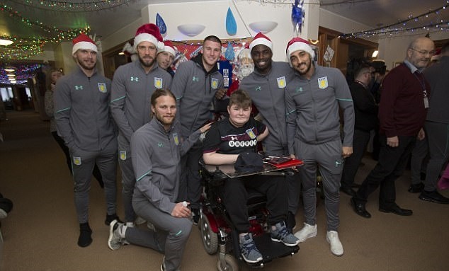 John Terry hóa ông già Noel đi phát quà Giáng sinh - Bóng Đá