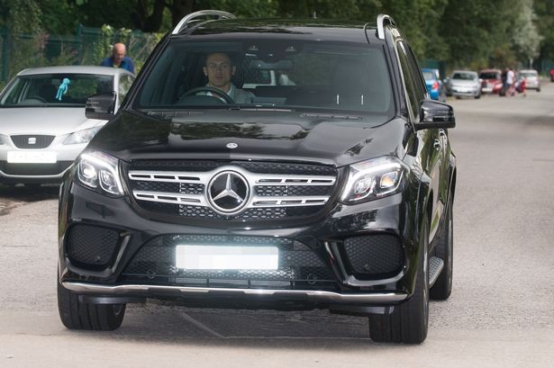 Lindelof mặt vẫn đưa đám đến sân tập của Man Utd - Bóng Đá