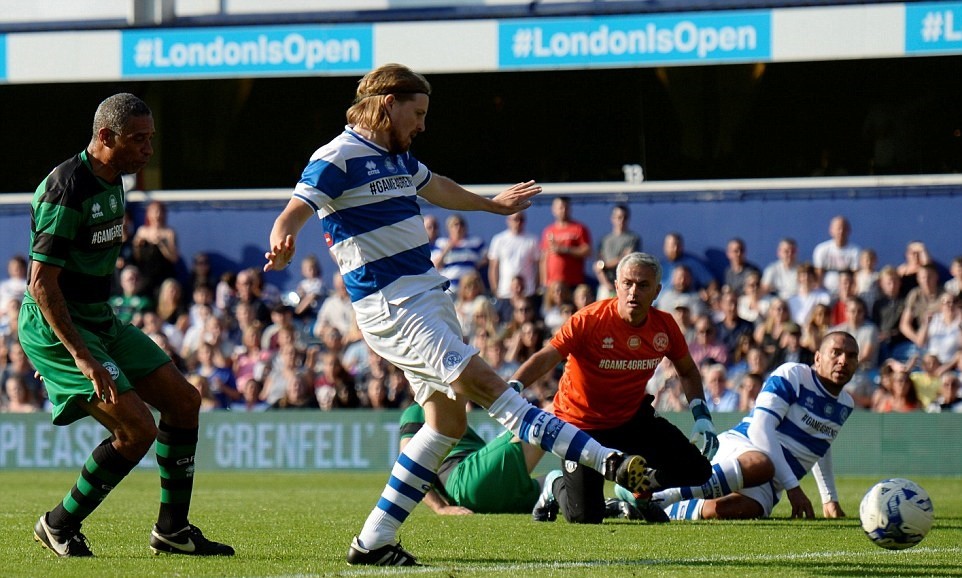 Mourinho xỏ găng ra sân, bắt hụt penalty khiến đội nhà thua cuộc - Bóng Đá