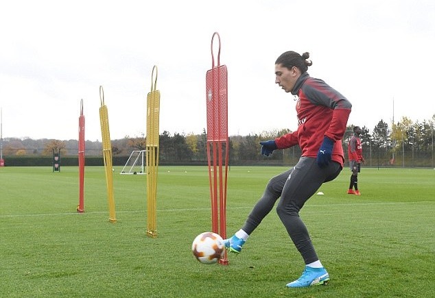 Hết rê dắt rồi xoạc bóng, Ozil cân cả buổi tập của Arsenal - Bóng Đá