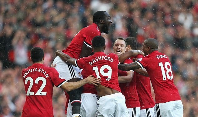 Mặc đại chiến Liverpool, Lindelof rảo bước đi shopping - Bóng Đá