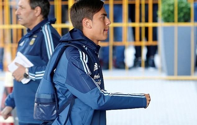 Messi bị vây kín khi đặt chân đến Uruguay - Bóng Đá
