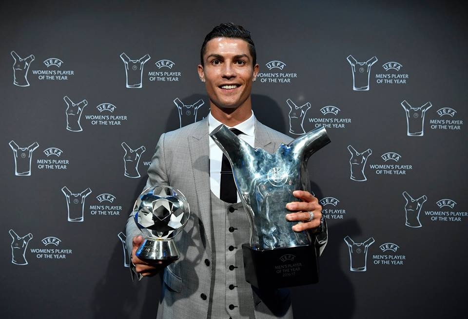 Ronaldo bảnh bao ôm trọn 2 giải thưởng cao quý - Bóng Đá