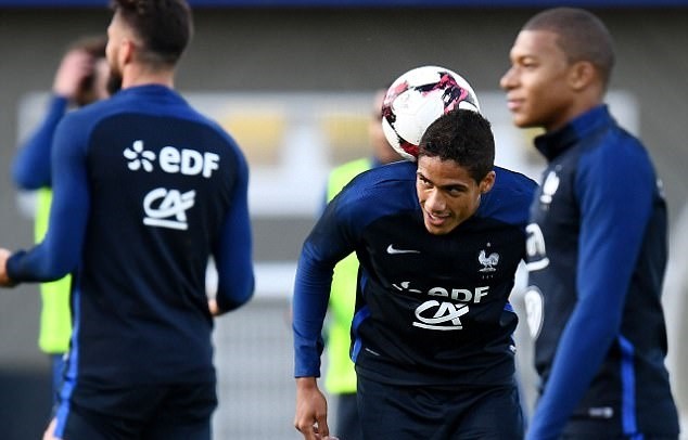 Cả đội đứng nhìn Mbappe dứt điểm điệu nghệ trong buổi tập thứ 2 - Bóng Đá