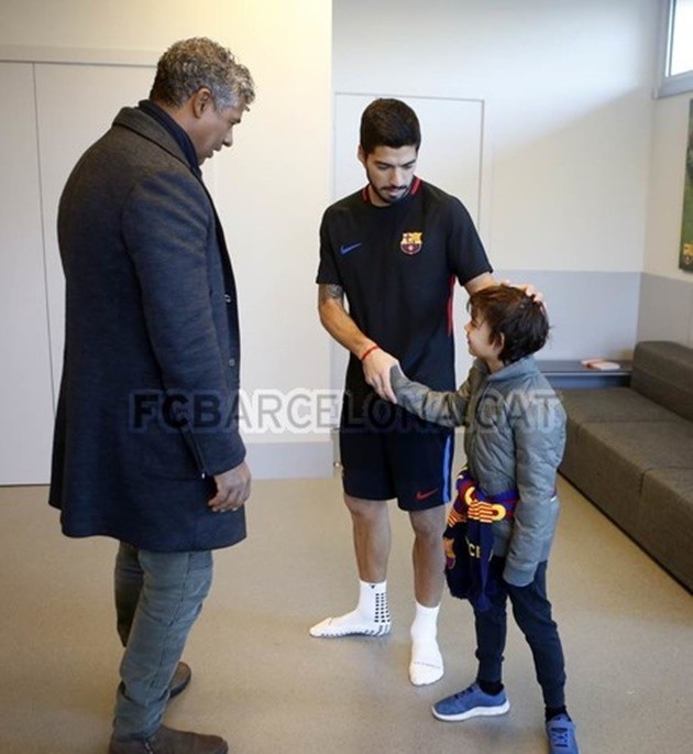 Frank Rijkaard bất ngờ ghé thăm Barcelona - Bóng Đá