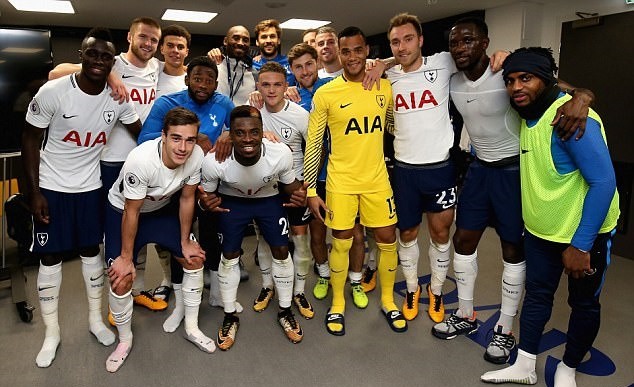 Hạ Liverpool, Tottenham được 2 huyền thoại đến tận phòng thay đồ chia vui - Bóng Đá