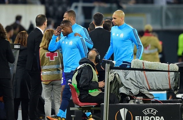 CĐV Marseille treo băng rôn đòi tống cổ Evra sau cú đá bạo lực - Bóng Đá