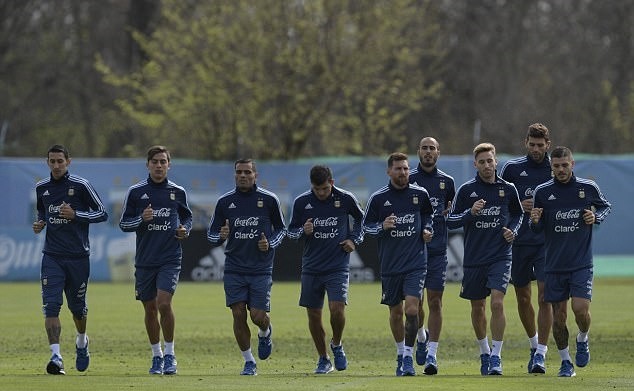 Messi căng thẳng trước giờ phán quyết số phận Argentina - Bóng Đá