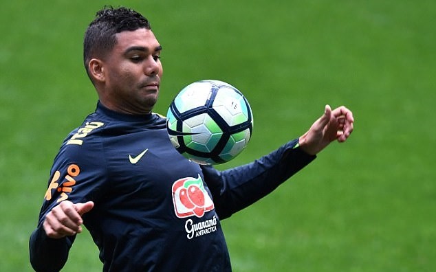 Coutinho đùa giỡn với Firmino trên sân tập, dẹp tan nghi ngờ - Bóng Đá