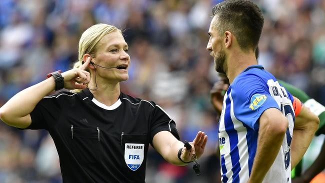 Nữ trọng tài đầu tiên cầm còi ở Bundesliga - Bóng Đá