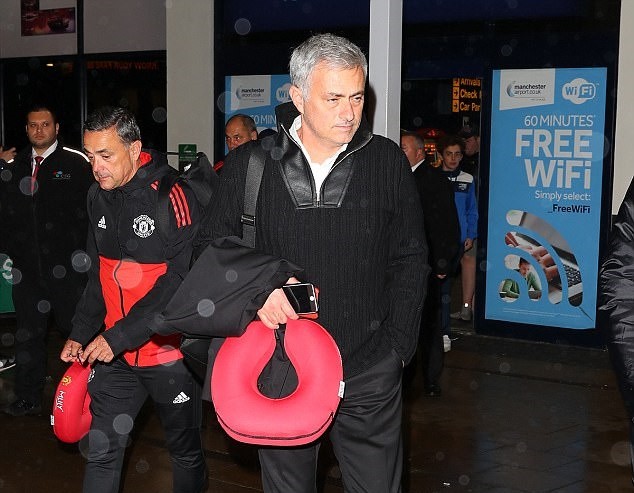 Chùm ảnh: Man United quay trở lại Anh - Bóng Đá