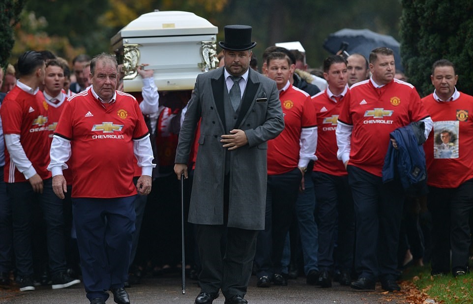 Áo đấu Man Utd ngập tràn đám tang của CĐV đặc biệt - Bóng Đá