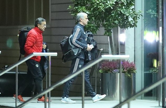 CẬN CẢNH: Mourinho 'chạy vắt giò lên cổ' để kịp chiến Chelsea - Bóng Đá