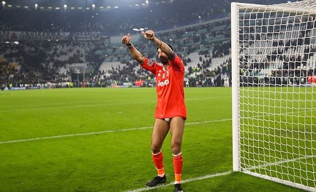 Chùm ảnh: Sỉ nhục Everton, sao Atalanta tụt quần ăn mừng như Buffon - Bóng Đá