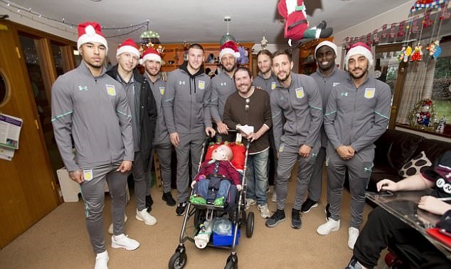 John Terry hóa ông già Noel đi phát quà Giáng sinh - Bóng Đá