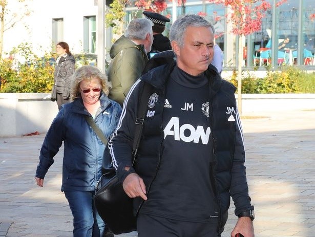 Chùm ảnh Man Utd hành quân đến London - Bóng Đá