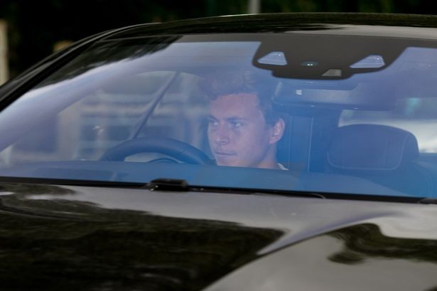 Lindelof mặt vẫn đưa đám đến sân tập của Man Utd - Bóng Đá