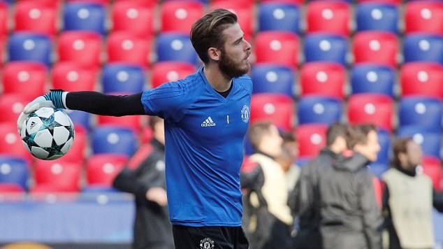 Mourinho trầm tư trên sân tập M.U trước trận chiến CSKA Moscow - Bóng Đá