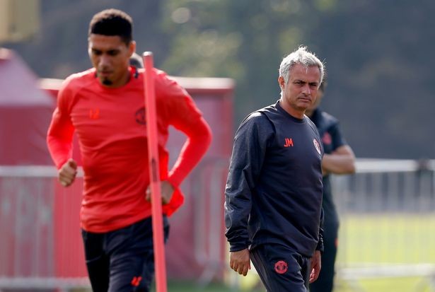 Sao Man Utd tỉnh như sáo khi bị cảnh sát sờ gáy trên phố - Bóng Đá