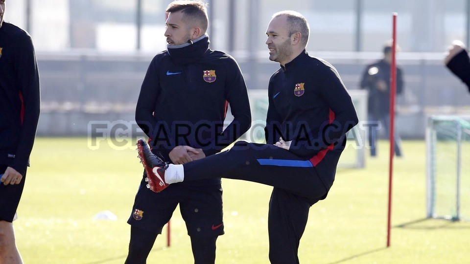 Messi và dàn sao Barca tươi rói trên sân tập, chờ hạ Juventus - Bóng Đá