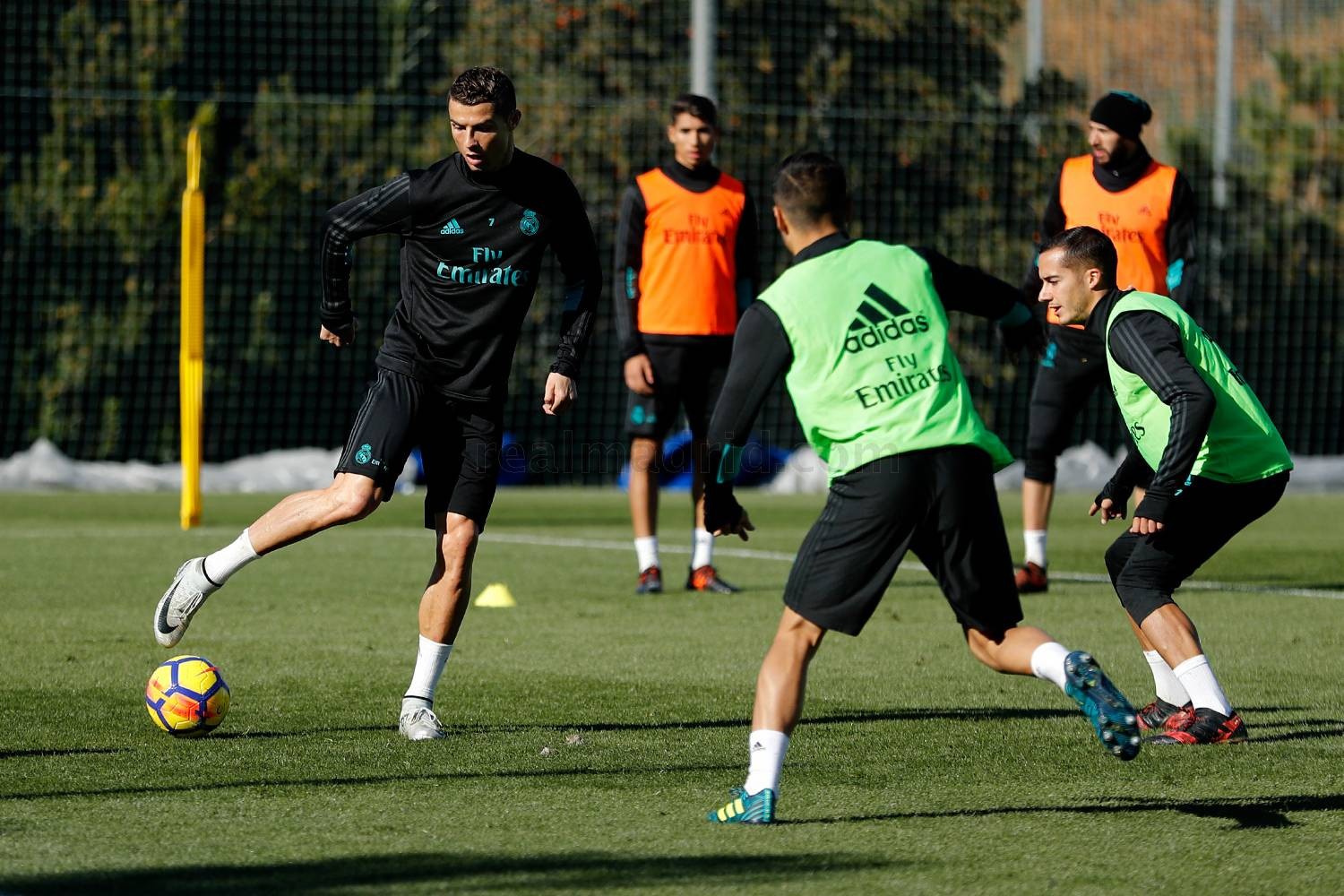 CHÙM ẢNH: Real Madrid đón dàn sao khủng trở lại tập luyện - Bóng Đá