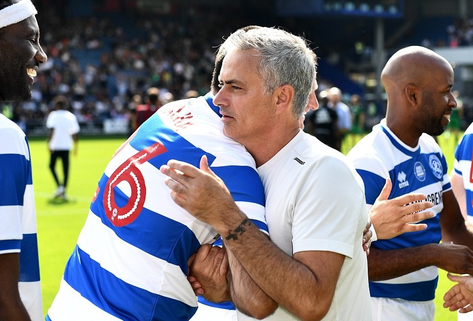 Mourinho xỏ găng ra sân, bắt hụt penalty khiến đội nhà thua cuộc - Bóng Đá