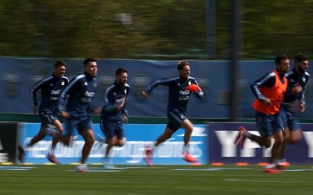 Argentina nguy cơ bị loại, Messi vẫn cười tươi - Bóng Đá