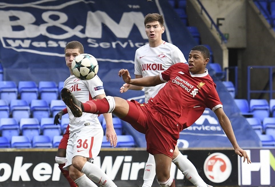 Gerrard phải ra tay khi cầu thủ trẻ Liverpool bị phân biệt chủng tộc - Bóng Đá