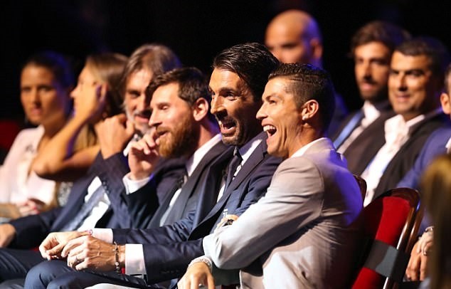 Ronaldo bảnh bao ôm trọn 2 giải thưởng cao quý - Bóng Đá