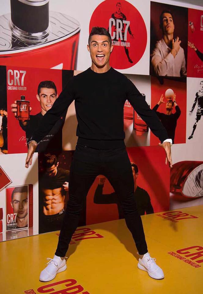 Ronaldo ra mắt nước hoa - Bóng Đá