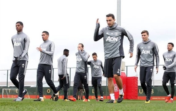 Real Madrid hành quân trong đêm trước áp lực kém Barca 8 điểm - Bóng Đá