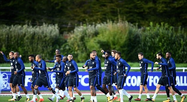 Cả đội đứng nhìn Mbappe dứt điểm điệu nghệ trong buổi tập thứ 2 - Bóng Đá