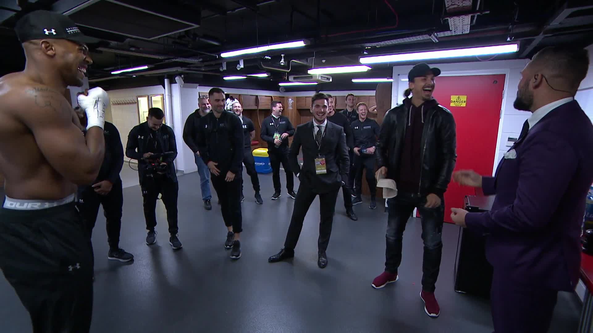 Ibrahimovic tiếp sức Anthony Joshua thắng knock-out tuyệt đối - Bóng Đá